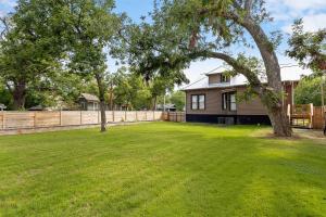a yard with a house and a fence at Ellie Marie House LITE in Seguin