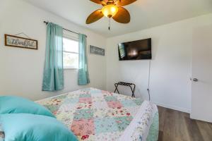 une chambre avec un lit et un ventilateur de plafond dans l'établissement 1 Mi to Ark Encounter Family Home in Williamstown, à Williamstown