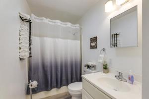 une salle de bain avec un lavabo, des toilettes et un miroir dans l'établissement 1 Mi to Ark Encounter Family Home in Williamstown, à Williamstown 16 autres photos