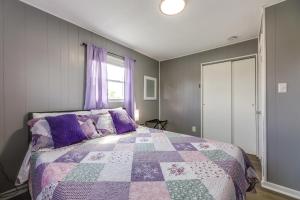 - une chambre avec un lit doté d'une couette violette et d'une fenêtre dans l'établissement 1 Mi to Ark Encounter Family Home in Williamstown, à Williamstown