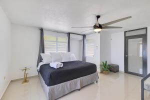 Una cama o camas en una habitación de Hacienda M&B Perfect for Groups, with Pool and Spacious Patio 30 fotos más