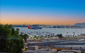 un avión está despegando de una pista en un aeropuerto en Best Value in SD $1M Views; Great Location; WD, en San Diego