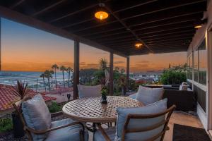 Un patio con mesa y sillas y vista al mar. en Best Value in SD $1M Views; Great Location; WD, en San Diego