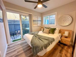 Un dormitorio con una cama y una ventana grande. en UrbanZen - Luxury Remodel - Hot Tub - WOW, en San Diego 33 fotos más