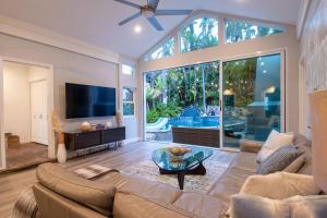 Una sala de estar con un sofá y una ventana grande. en “Backyard Is OMG” Spa Pool BBQ Game Room Views, en San Diego