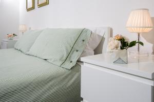 A bed or beds in a room at La Casa di Linda