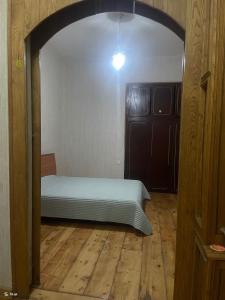 Ένα ή περισσότερα κρεβάτια σε δωμάτιο στο სოლოლაკი