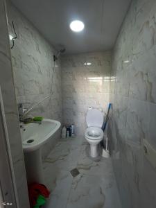 Ένα μπάνιο στο სოლოლაკი