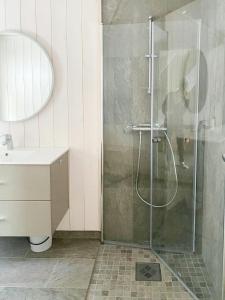 a bathroom with a shower and a sink at Family Cabin With Views In Lygnalia in Jaren +9 photos