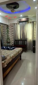 1 dormitorio con 1 cama y techo azul en Luxury Apartment in karachi, en Karachi