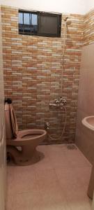 un baño con inodoro y lavabo en Luxury Apartment in karachi, en Karachi