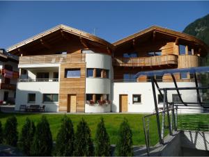 un gran edificio con techo de madera en Il Mondo di Patty 3, en Pera