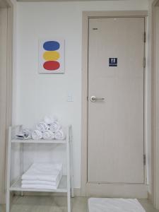 a room with a door and a shelf with plates at Mi casa in Seoul +14 photos
