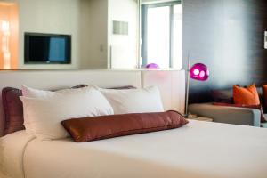 Postel nebo postele na pokoji v ubytování Luxury Suites at Palms Place