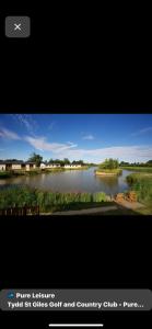 a screenshot of a picture of a lake at Ednas Lodge in Wisbech +33 photos