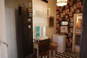 eine Küche mit Kühlschrank und einem Fenster in einem Zimmer in der Unterkunft Traditional cottage house in front of the beach in Ríva