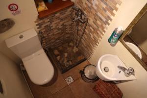 ein kleines Badezimmer mit Toilette und Waschbecken in der Unterkunft Traditional cottage house in front of the beach in Ríva + 12 Fotos