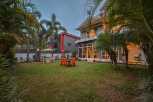 una casa con tavolo e sedie nel cortile di Golden Villa 4 Bhk With Private Swimming Pool Centrally Located a Lonavala