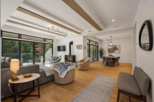 モントランブランにあるTremblant Prestige - Verbier 13-101のソファとテーブルのあるリビングルーム