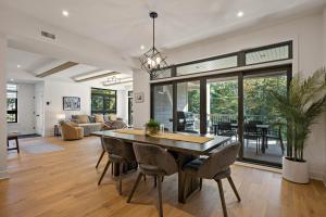 モントランブランにあるTremblant Prestige - Verbier 13-101のテーブルと椅子のあるダイニングルームとリビングルーム