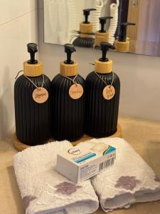 een groep brandkranen die op een tafel staan bij Flat Mont Blanc Premium in Ribeirão Preto