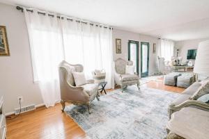 Χώρος καθιστικού στο Spacious 4BR Retreat w Pool