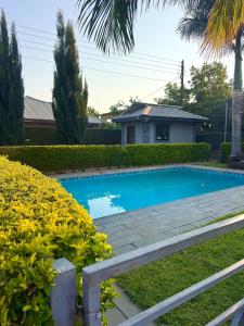 Bazén v ubytování Mutesu Apartments nebo v jeho okolí