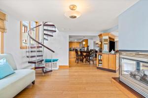 sala de estar con escalera de caracol y cocina en Serendipity Beach Retreat Namaste Unit, en Salisbury Beach