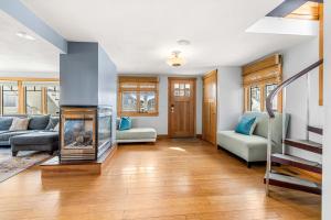 Una sala de estar con chimenea y un sofá. en Serendipity Beach Retreat Namaste Unit, en Salisbury Beach 53 fotos más