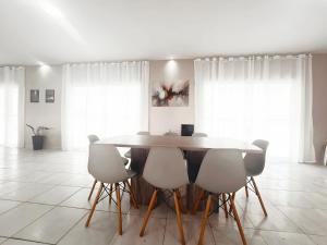 a dining room with a table and chairs at Apartamento cop 30 in Marituba