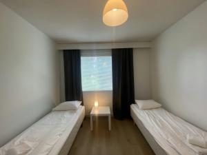 En eller flere senge i et værelse på Spacious Apartment for 4 with Sauna