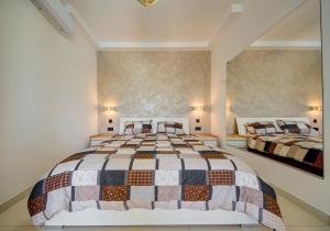 une grande chambre avec deux lits dans l'établissement Oakville, Valley Views, Private Pool, BBQ, Games Room by Haven & Keys Malta, à Ix-Xagħra 50 autres photos