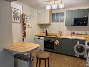 BourdeauにあるLa Molle du Lacのテーブルとカウンタートップのあるキッチン