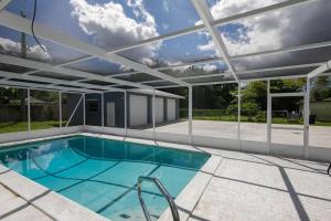 Πισίνα στο ή κοντά στο Relaxing Pool Side - Near Fairgrounds