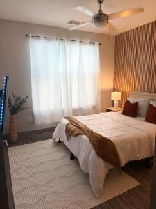 una camera da letto con un letto grande e una finestra di Large Buckhead modern suite ad Atlanta