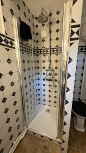 BourdeauにあるLa Molle du Lacの黒と白のタイルが敷かれたバスルームのシャワー +13枚の写真