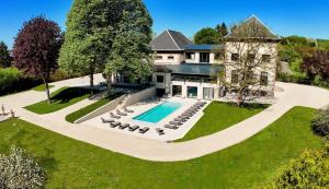 an aerial view of a house with a swimming pool at L'appartement 6 by Vindihouses in Ressille