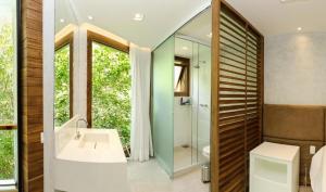 a bathroom with a tub and a sink and a shower at Veneza Carioca Hotel Bout in Rio de Janeiro +18 photos