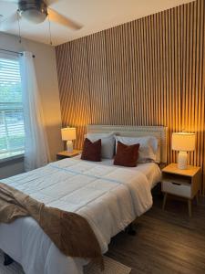 una camera da letto con un grande letto con due lampade e una finestra di Large Buckhead modern suite ad Atlanta