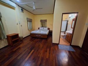 ルアンパバーンにあるTwin House Guesthouse - Lao Experienceの浴槽、洗面台、鏡のあるバスルーム