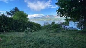 BourdeauにあるLa Molle du Lacの家並木のある湖の眺め