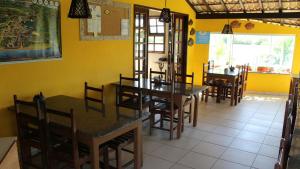 A restaurant or other place to eat at Encantos Pousada