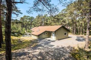 una casa en medio de un bosque en 2669 Nexø - Møllestien 11, en Vester Sømarken