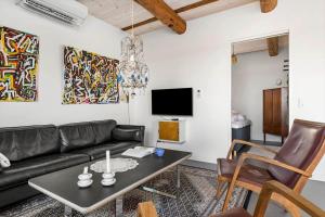 una sala de estar con un sofá y una mesa en 5638 Svaneke - Oksemyrevejen 2 B, en Svaneke