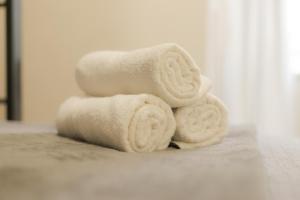 a pile of towels sitting on a table at SUH Flamengo 14 Modern Studio in Rio de Janeiro