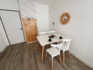 een eetkamer met een witte tafel en stoelen bij Zelarrayan en el centro de Bahía - cochera y amenities in Bahía Blanca