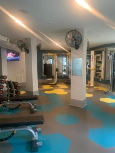 una palestra con pavimento blu e giallo e un ventilatore di Large Buckhead modern suite ad Atlanta