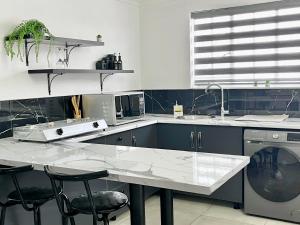 Η κουζίνα ή μικρή κουζίνα στο The Lantern Luxe Retreat +12 φωτογραφίες