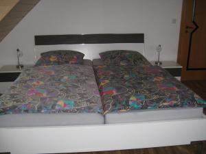 a bed with two pillows on top of it at Ferienwohnung Am Kapellenäcker in Neumarkt in der Oberpfalz