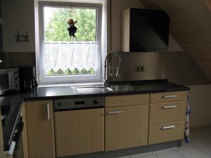 a kitchen with a sink and a window at Ferienwohnung Am Kapellenäcker in Neumarkt in der Oberpfalz